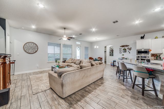 528 Lilly Blf, Castroville, TX 78009