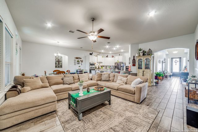 528 Lilly Blf, Castroville, TX 78009