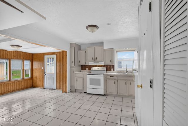 321 E 39th Street, Anderson, IN 46013