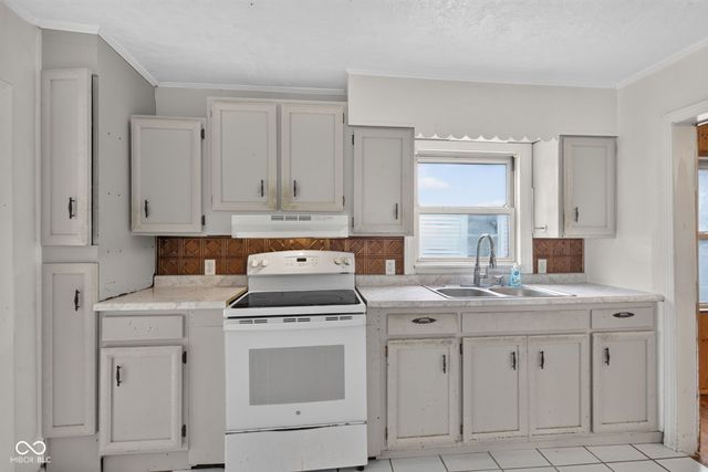 321 E 39th Street, Anderson, IN 46013