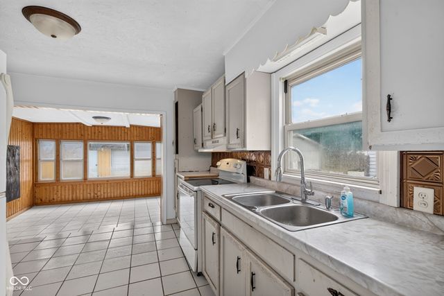 321 E 39th Street, Anderson, IN 46013