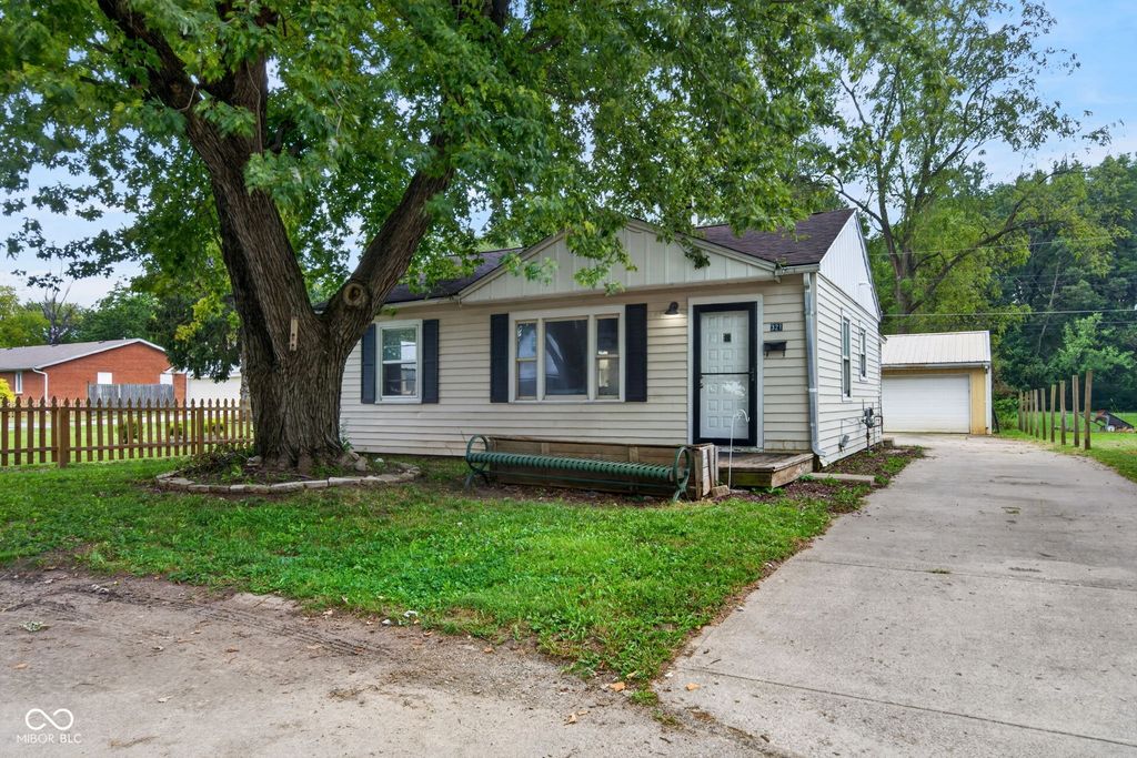 321 E 39th Street, Anderson, IN 46013