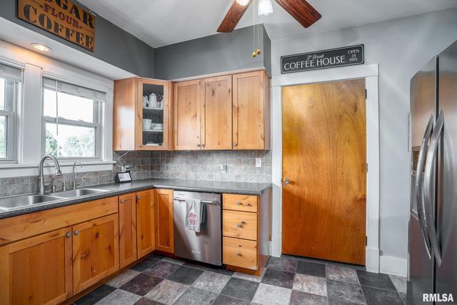 1016 5TH Street, De Witt, IA 52742