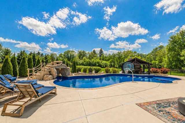 W294N6391 Wallschlager WAY, Hartland, WI 53029