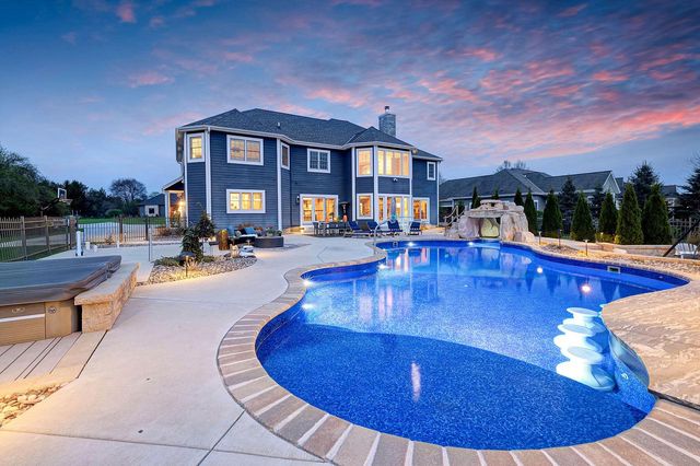 W294N6391 Wallschlager WAY, Hartland, WI 53029