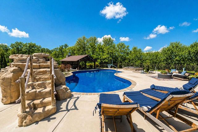 W294N6391 Wallschlager WAY, Hartland, WI 53029