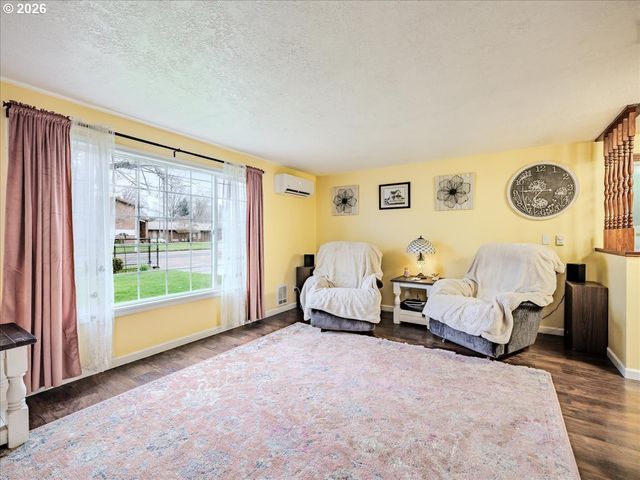 889 45TH Ave Ne, Salem, OR 97301