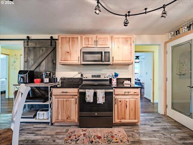 889 45TH Ave Ne, Salem, OR 97301