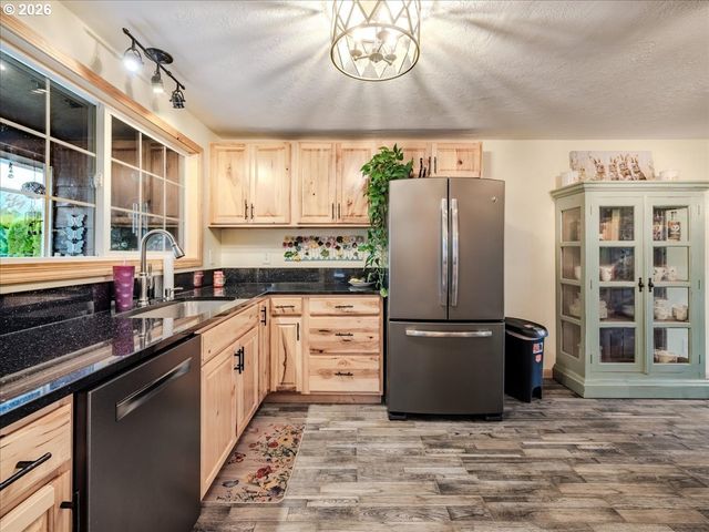 889 45TH Ave Ne, Salem, OR 97301