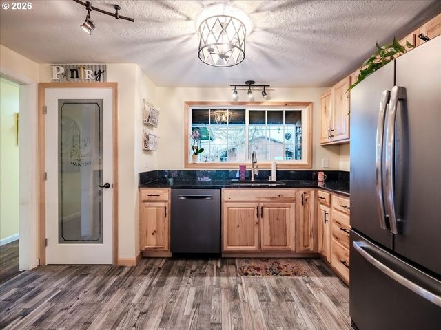 889 45TH Ave Ne, Salem, OR 97301