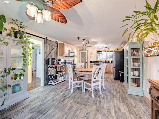 889 45TH Ave Ne, Salem, OR 97301