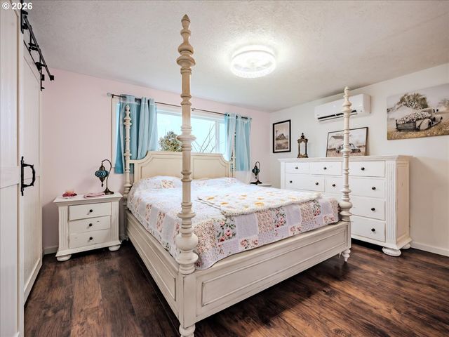 889 45TH Ave Ne, Salem, OR 97301