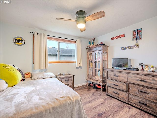 889 45TH Ave Ne, Salem, OR 97301