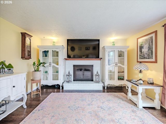 889 45TH Ave Ne, Salem, OR 97301