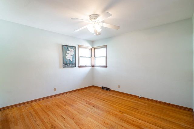 521 N 105th STREET, Wauwatosa, WI 53226