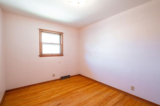 521 N 105th STREET, Wauwatosa, WI 53226