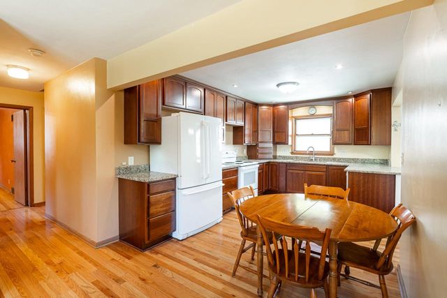521 N 105th STREET, Wauwatosa, WI 53226