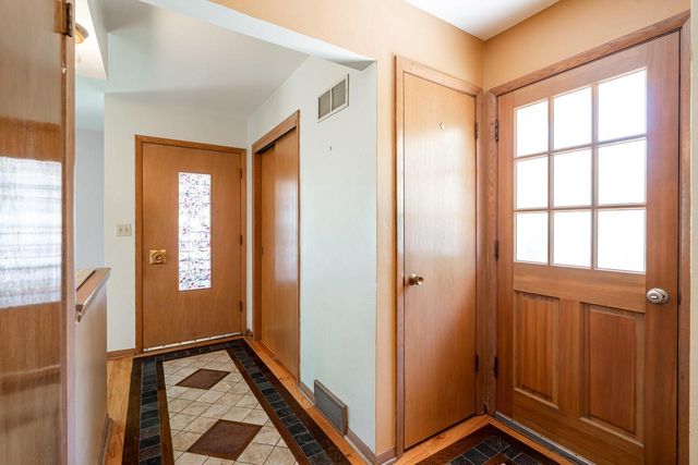 521 N 105th STREET, Wauwatosa, WI 53226