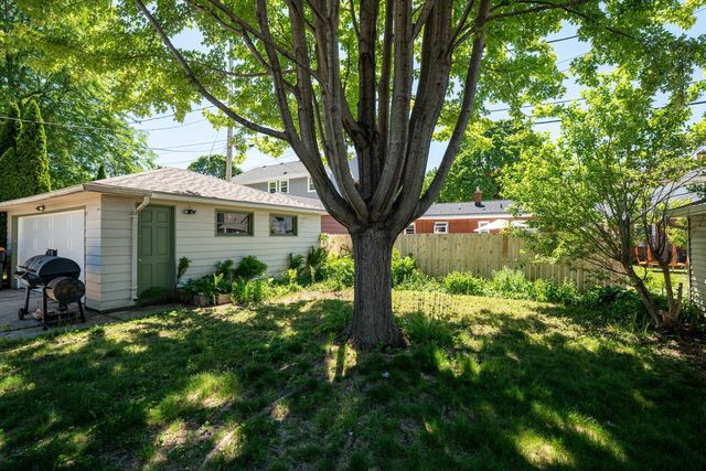 521 N 105th STREET, Wauwatosa, WI 53226