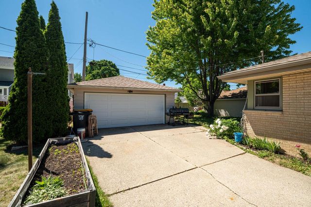 521 N 105th STREET, Wauwatosa, WI 53226