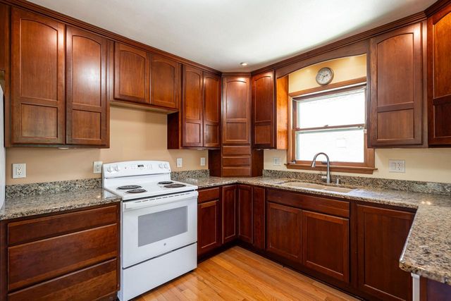 521 N 105th STREET, Wauwatosa, WI 53226
