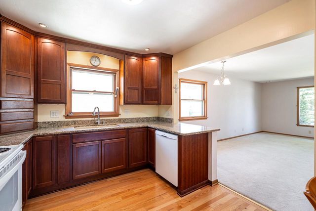 521 N 105th STREET, Wauwatosa, WI 53226