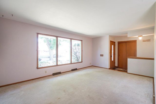 521 N 105th STREET, Wauwatosa, WI 53226