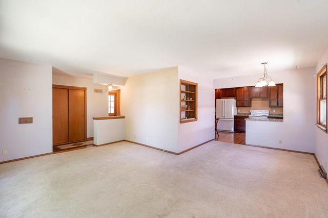 521 N 105th STREET, Wauwatosa, WI 53226