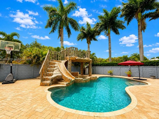 18758 NW 78th Pl, Hialeah, FL 33015