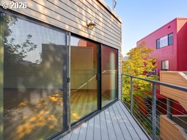 910 Nw NAITO Pkwy I23, Portland, OR 97209