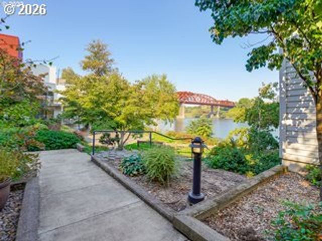 910 Nw NAITO Pkwy I23, Portland, OR 97209