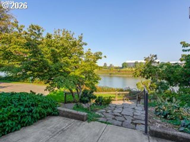 910 Nw NAITO Pkwy I23, Portland, OR 97209