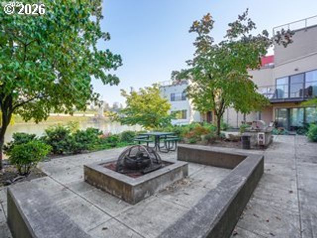 910 Nw NAITO Pkwy I23, Portland, OR 97209