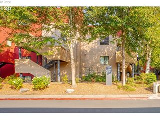910 Nw NAITO Pkwy I23, Portland, OR 97209