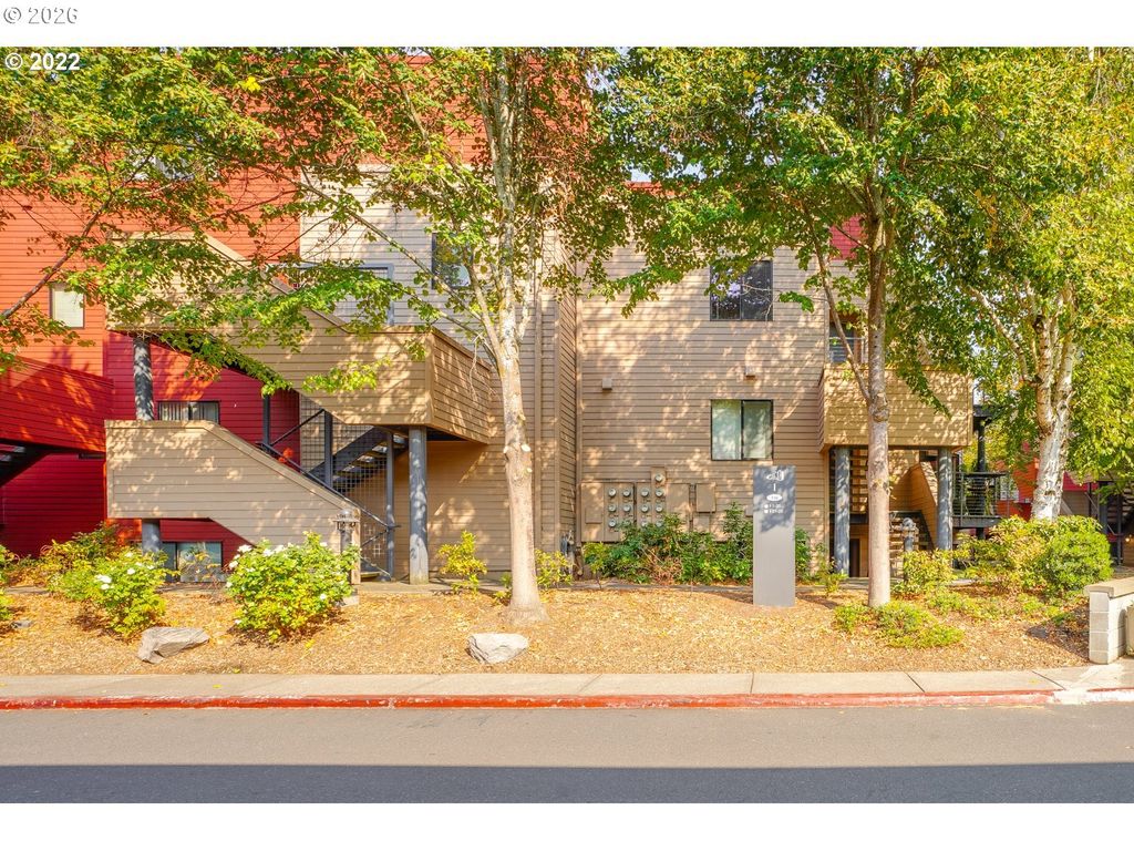 910 Nw NAITO Pkwy I23, Portland, OR 97209