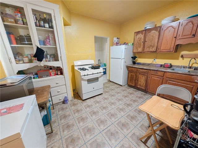 201 Comrie Ave, Braddock, PA 15104