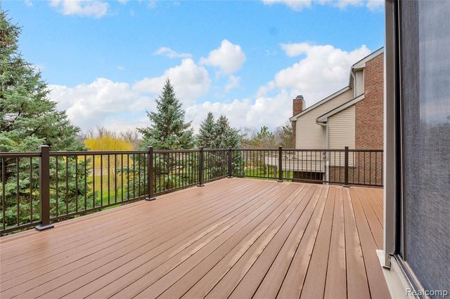 29118 E Chanticleer Drive, Southfield, MI 48034