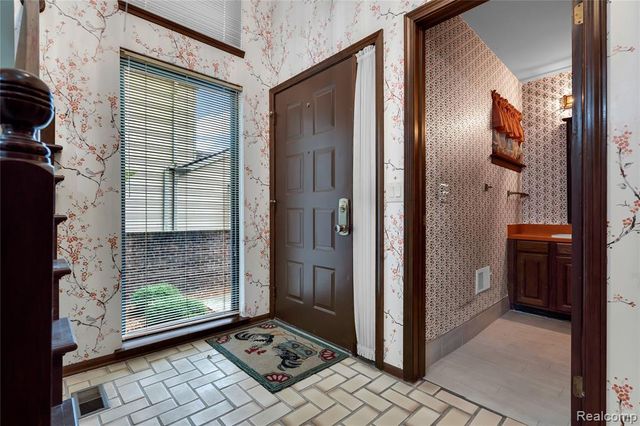 29118 E Chanticleer Drive, Southfield, MI 48034