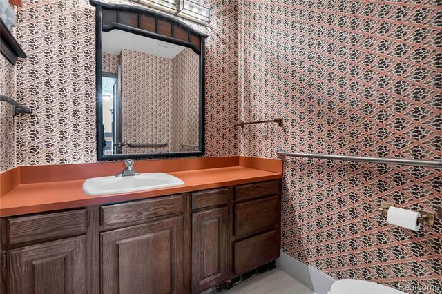 29118 E Chanticleer Drive, Southfield, MI 48034