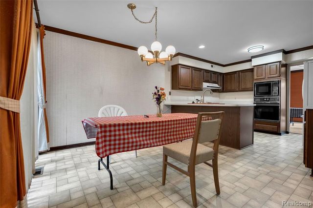 29118 E Chanticleer Drive, Southfield, MI 48034