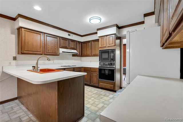 29118 E Chanticleer Drive, Southfield, MI 48034