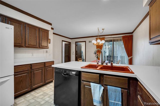 29118 E Chanticleer Drive, Southfield, MI 48034