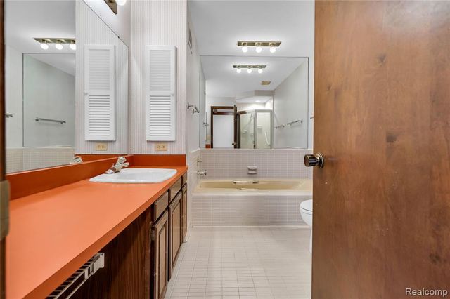 29118 E Chanticleer Drive, Southfield, MI 48034