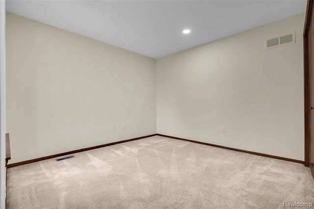 29118 E Chanticleer Drive, Southfield, MI 48034