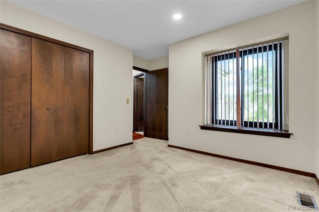 29118 E Chanticleer Drive, Southfield, MI 48034