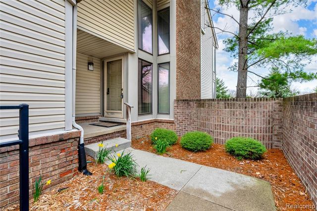29118 E Chanticleer Drive, Southfield, MI 48034