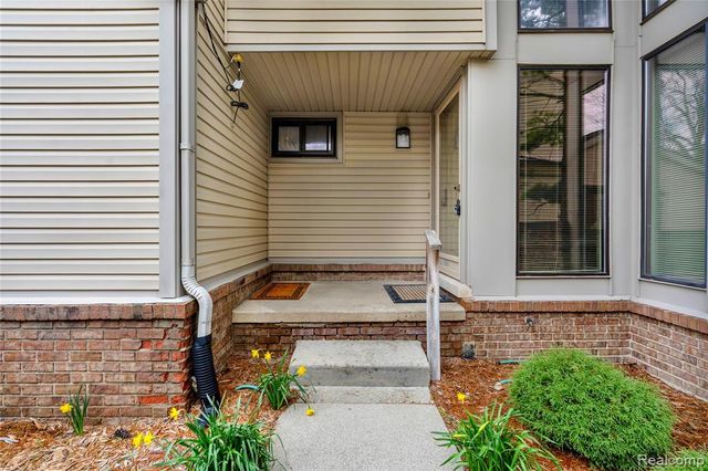 29118 E Chanticleer Drive, Southfield, MI 48034