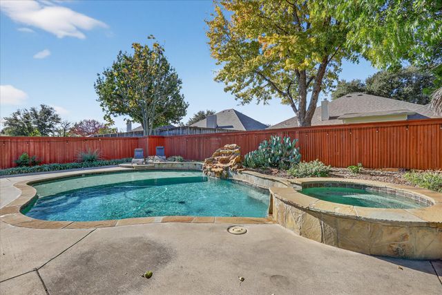 324 Woodcrest Drive, Saginaw, TX 76179