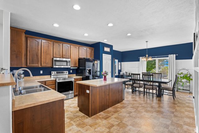 7092 N CHEROKEE ST, Eagle Mountain, UT 84005