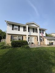 2712 Woodridge LANE, Waukesha, WI 53188